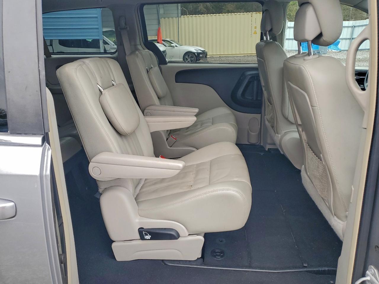 CHRYSLER TOWN & COUNTRY LX