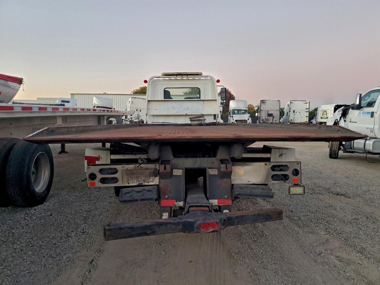 Lot #3312736193 2010 HINO 258/268