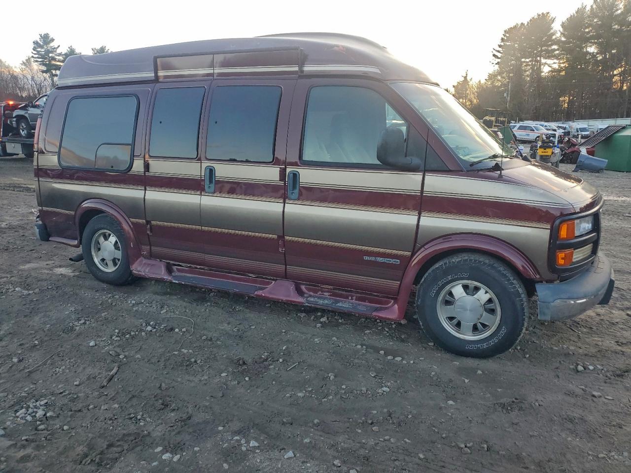Lot #3305303323 2001 GMC SAVANA RV