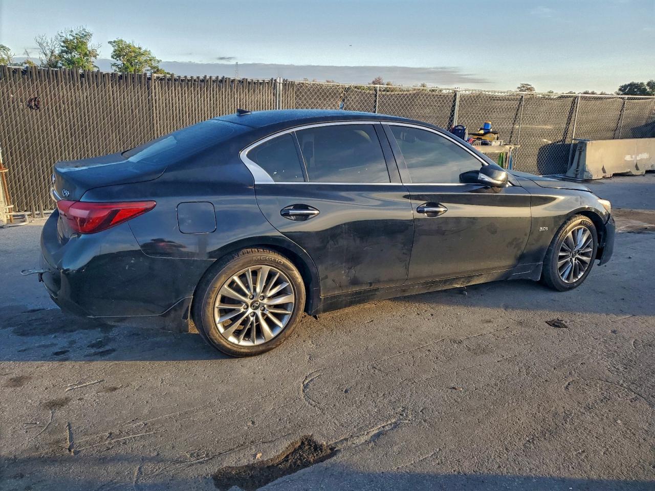 INFINITI Q50 LUXE