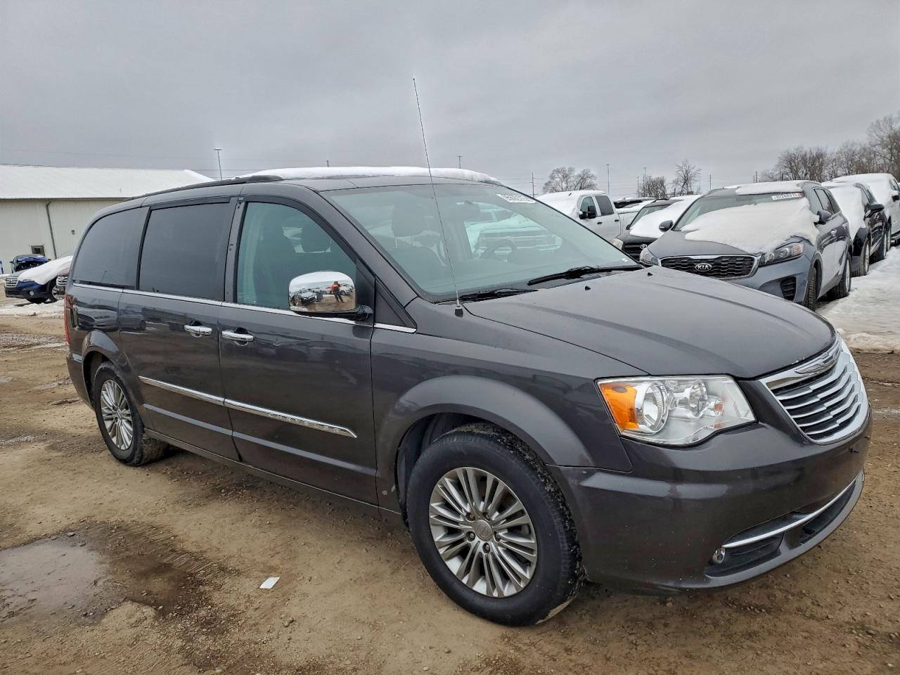 Lot #3308244193 2016 CHRYSLER TOWN & COU