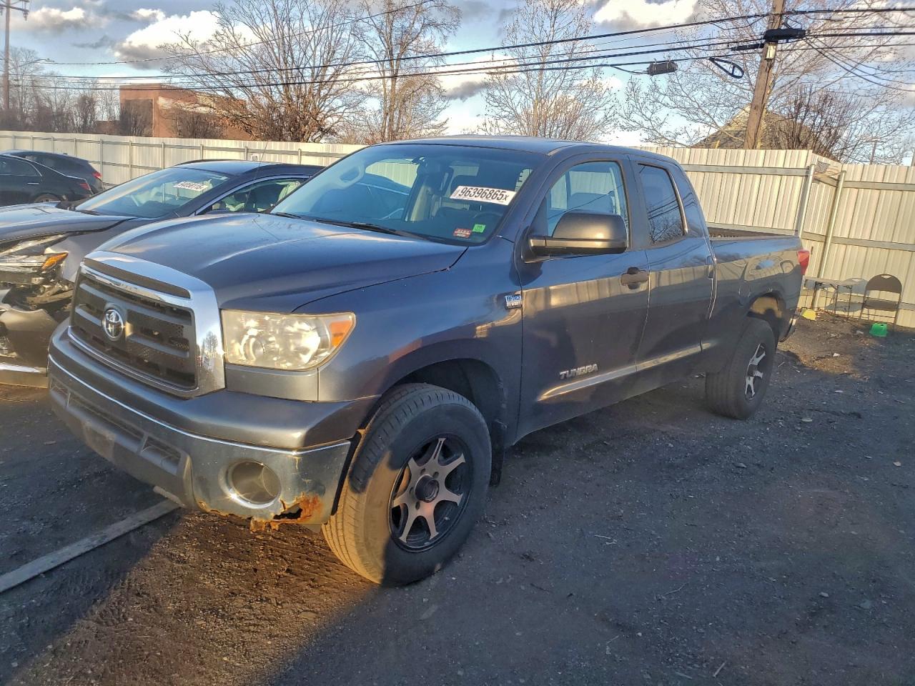 TOYOTA TUNDRA DOUBLE CAB SR5