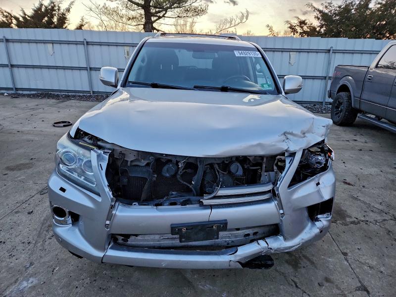 2013 LEXUS LX 570 #3305379326