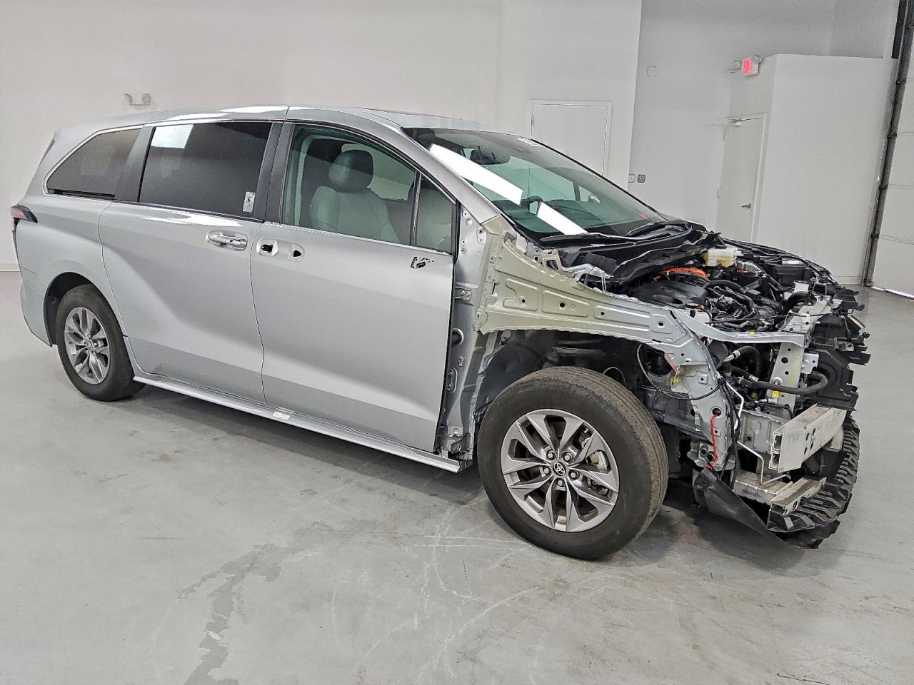 Lot #3317743085 2023 TOYOTA SIENNA XLE