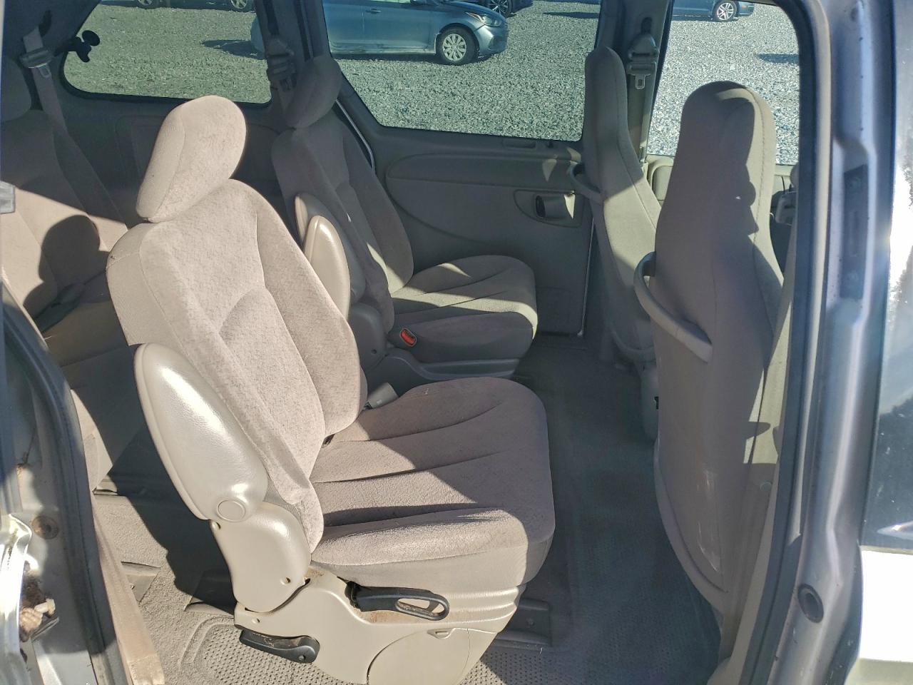 Lot #3318994354 2003 DODGE CARAVAN SE