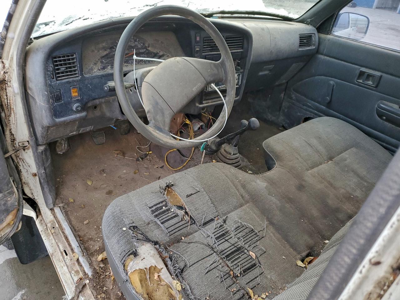 Lot #3304935563 1989 TOYOTA PICKUP 1/2