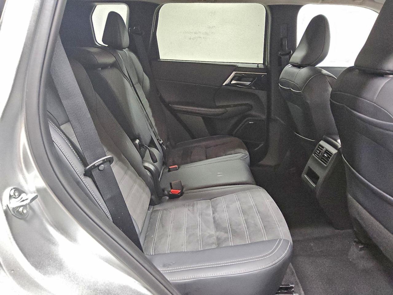 MITSUBISHI OUTLANDER SE