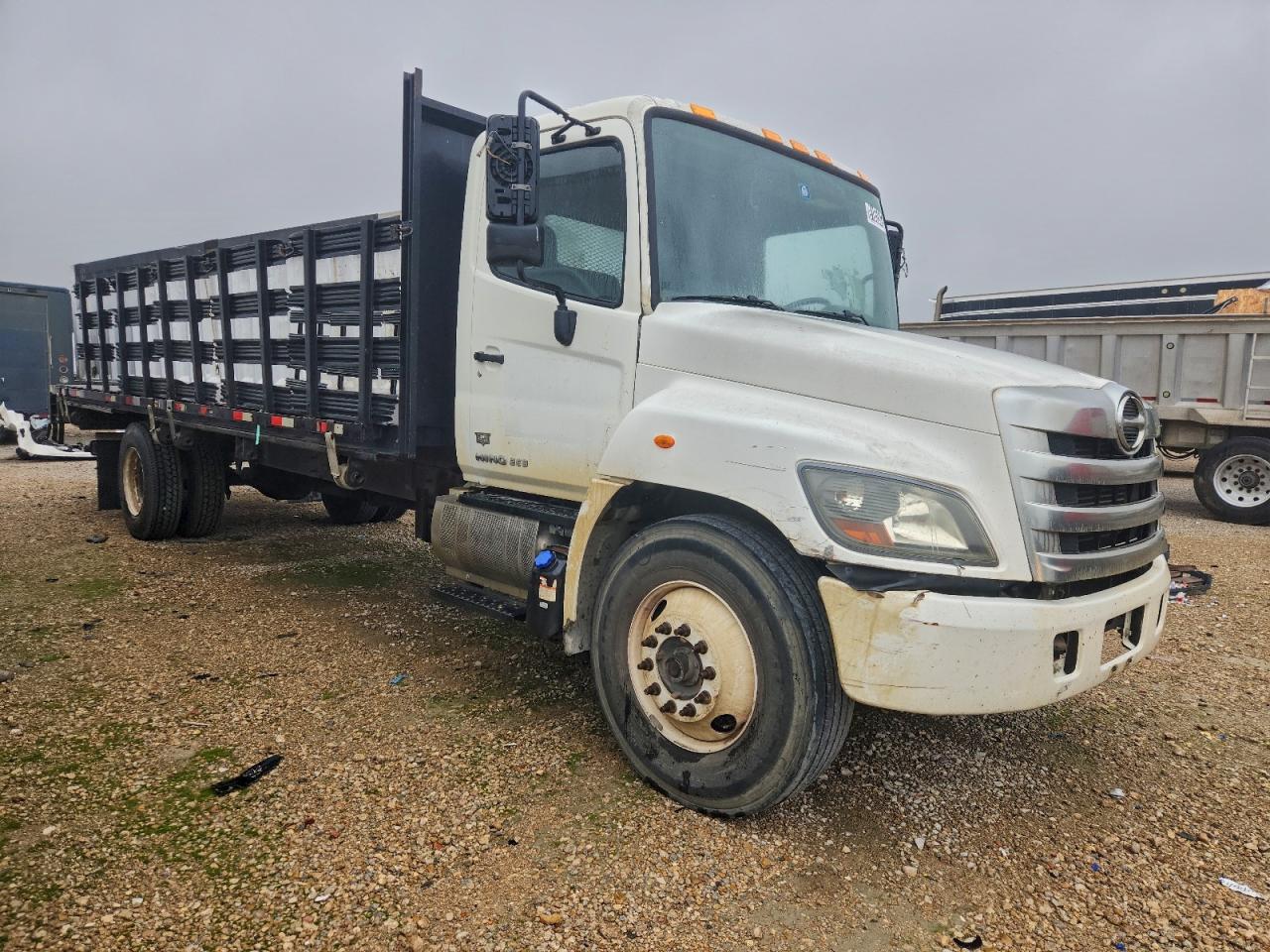 Lot #3305402303 2015 HINO 258/268