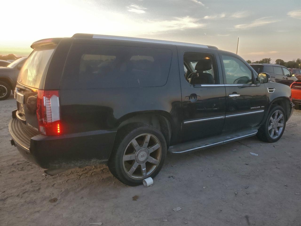 CADILLAC ESCALADE ESV LUXURY