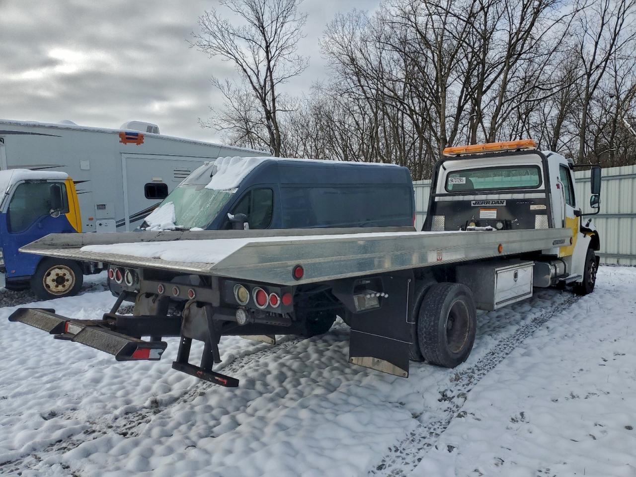 Lot #3309640151 2007 FREIGHTLINER M2 106 MED