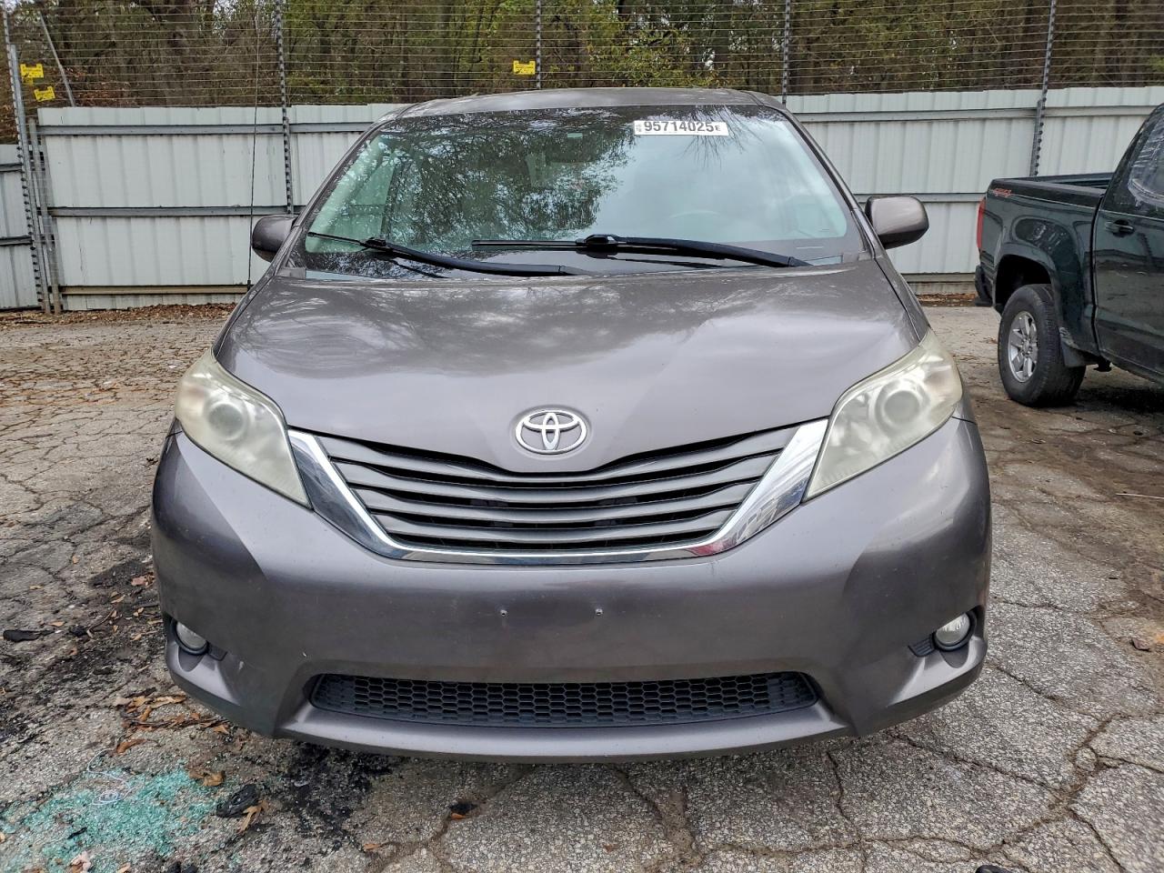 TOYOTA SIENNA XLE