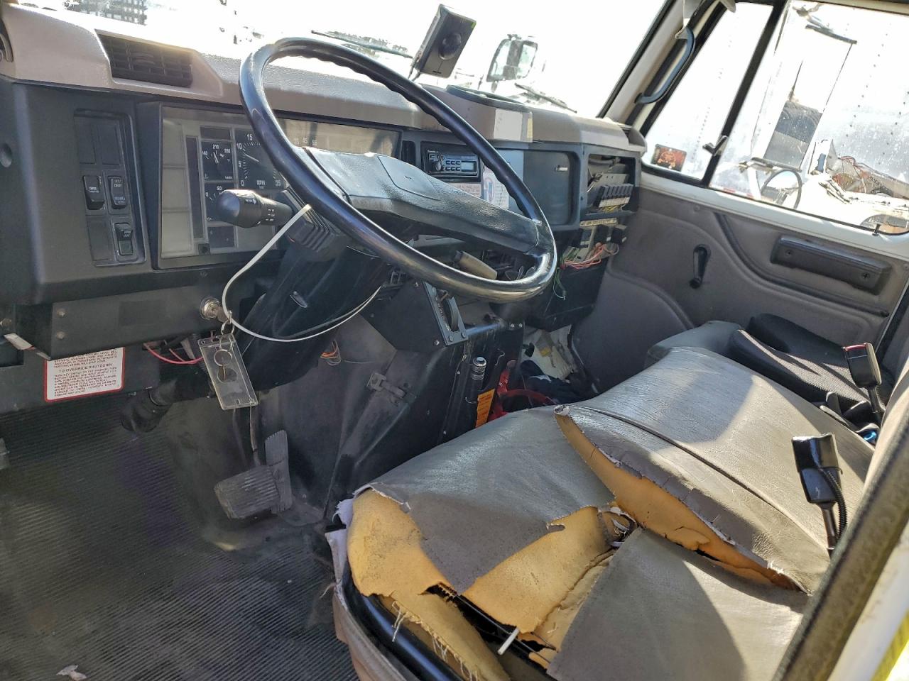 Lot #3316819412 2001 INTERNATIONAL 4000 4700