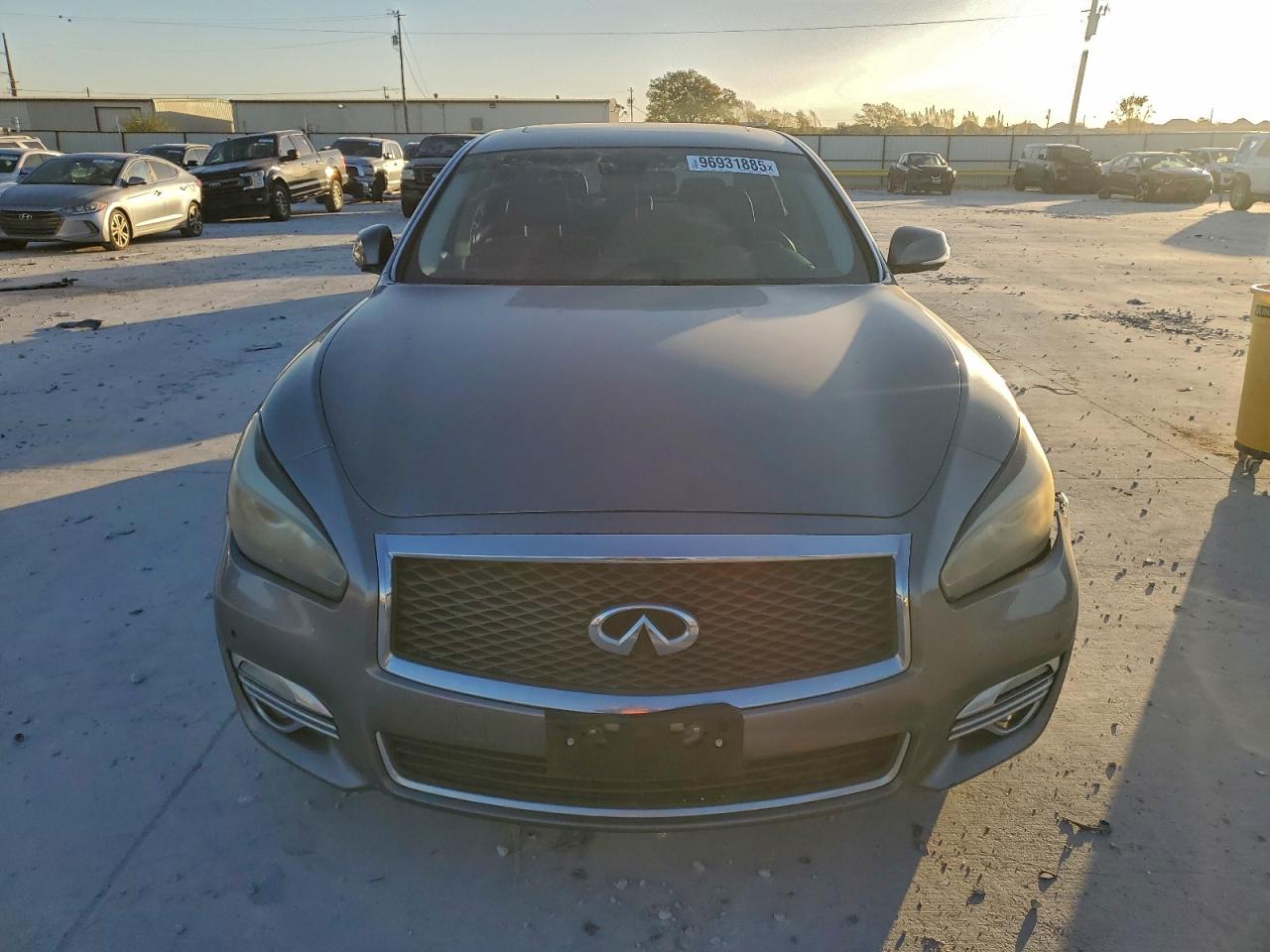 INFINITI Q70 3.7