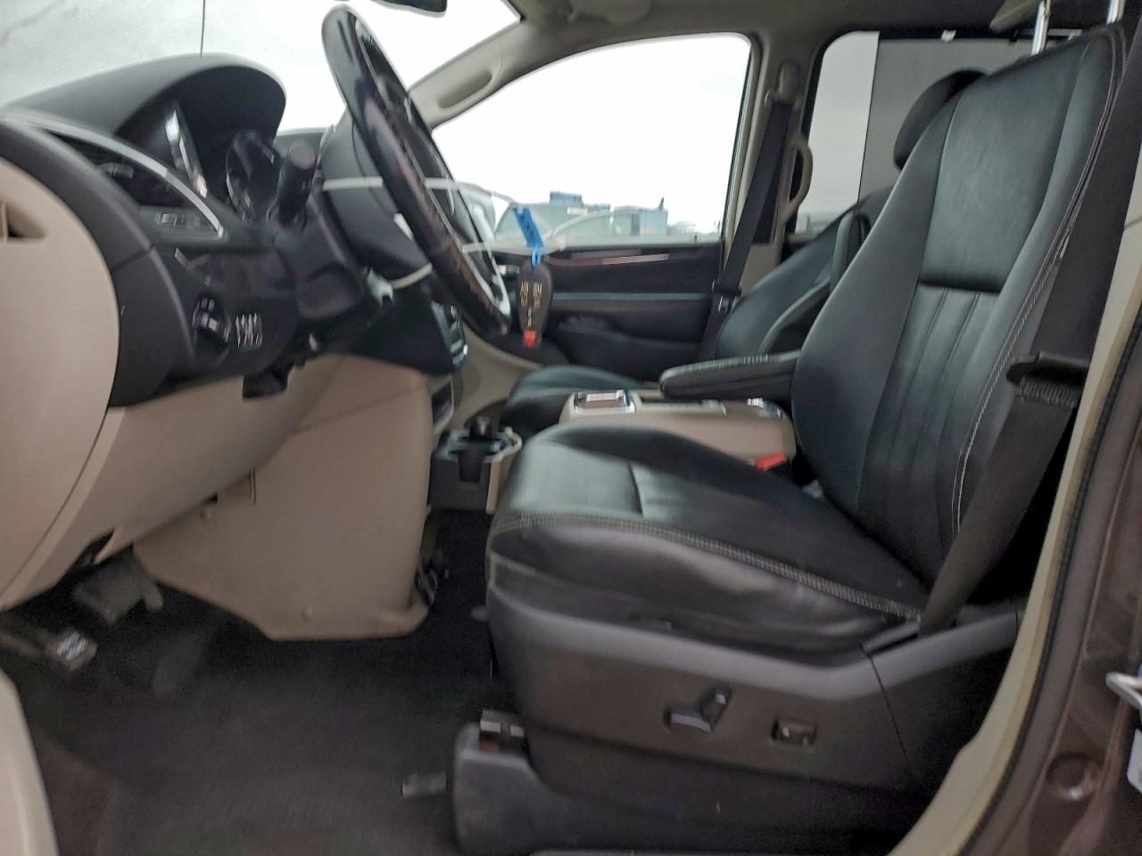 Lot #3308244193 2016 CHRYSLER TOWN & COU