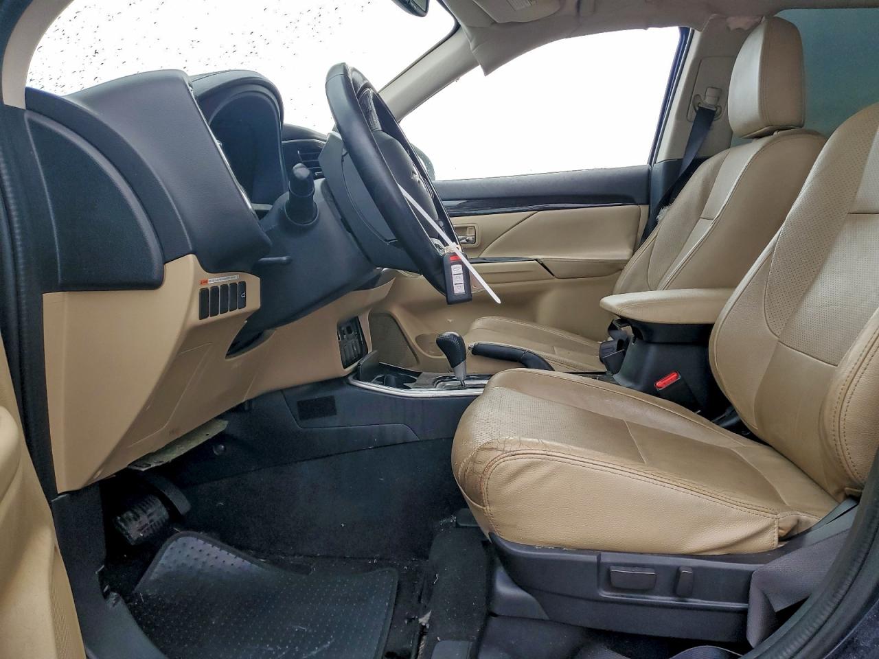 MITSUBISHI OUTLANDER SE