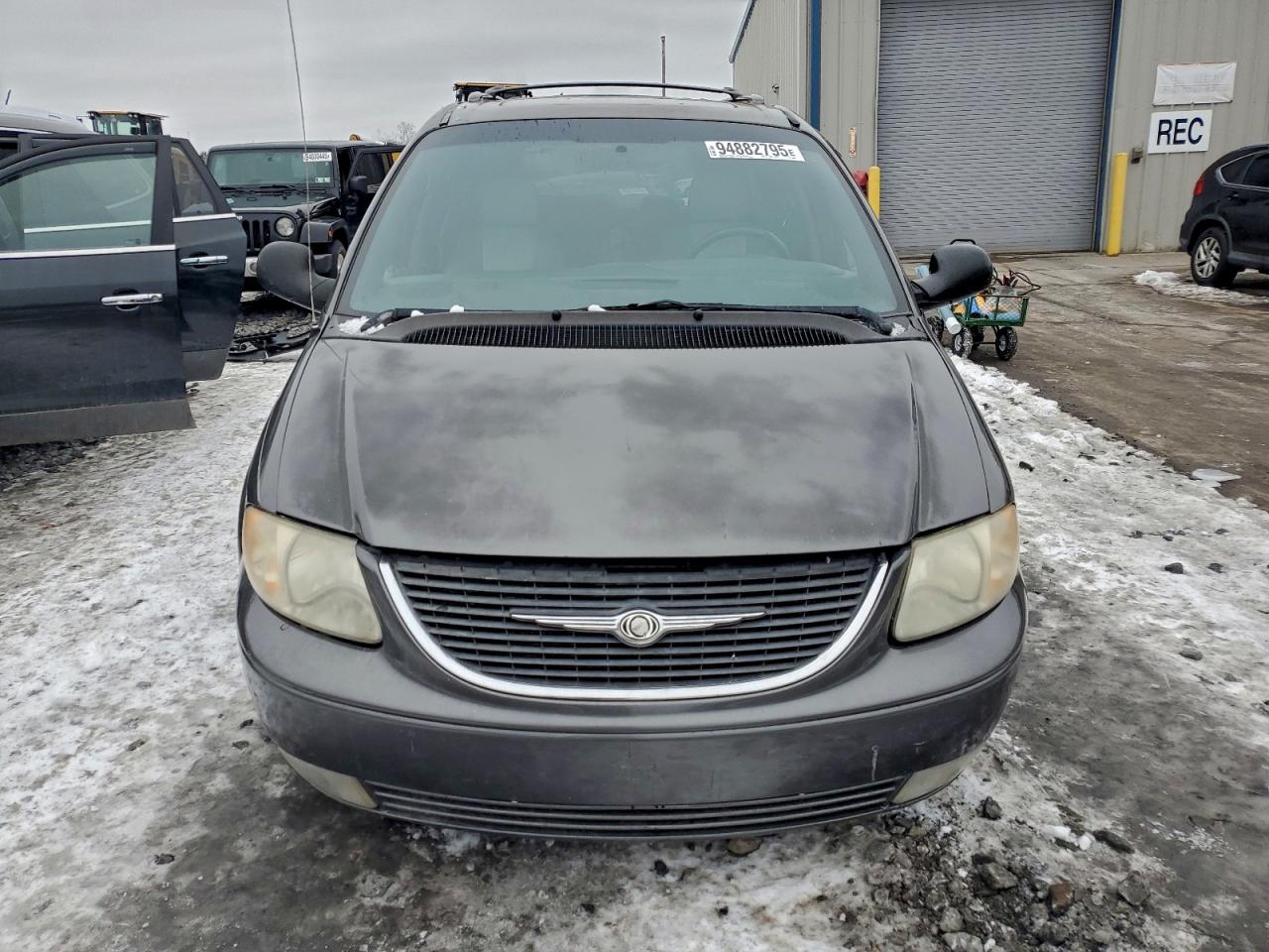 Lot #3308459320 2004 CHRYSLER TOWN & COU