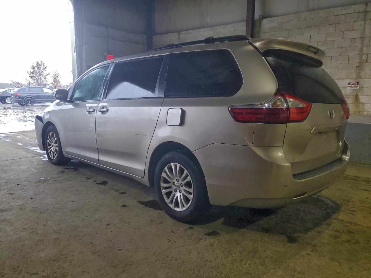 TOYOTA SIENNA XLE