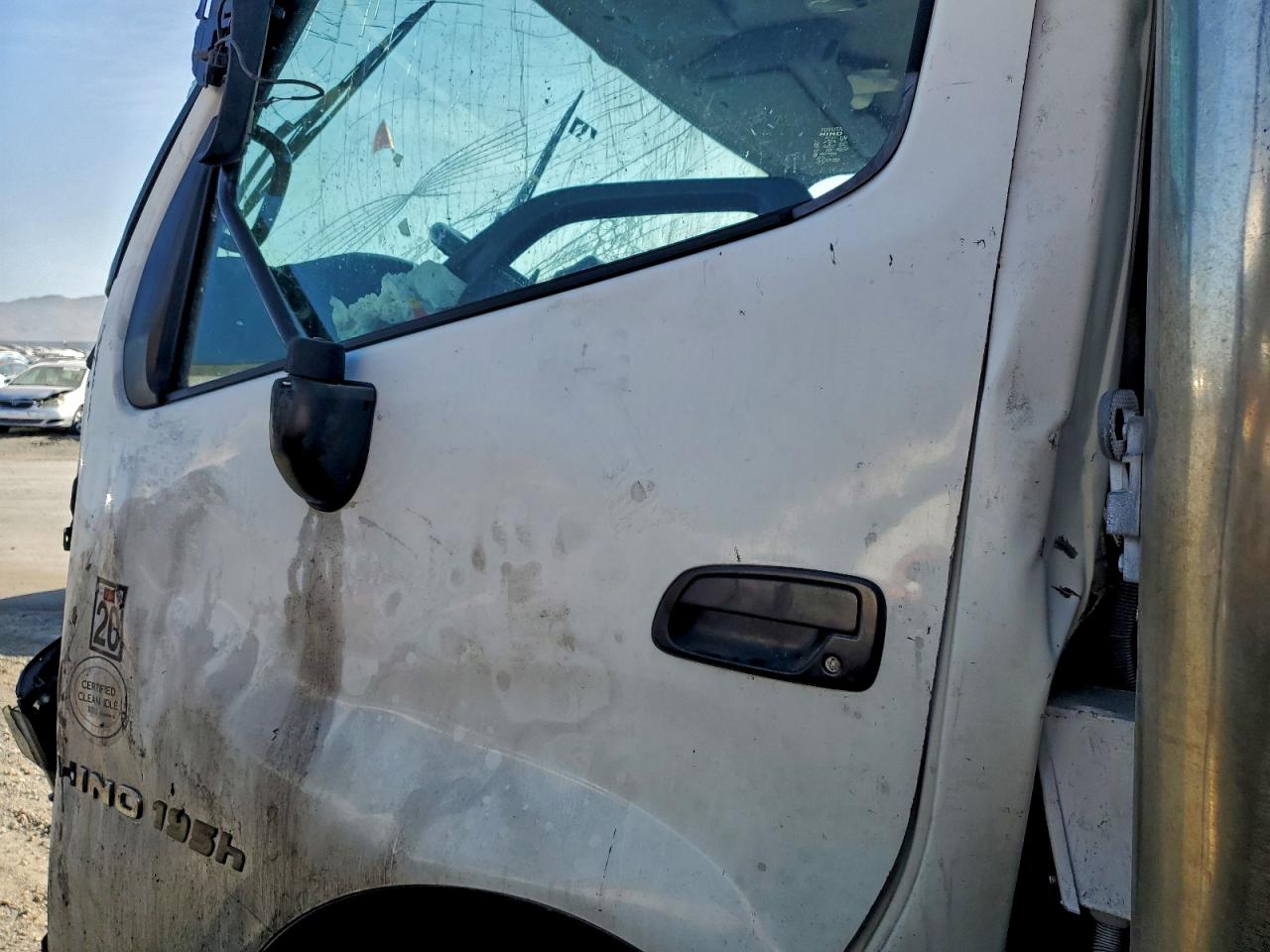 Lot #3302820930 2016 HINO 195