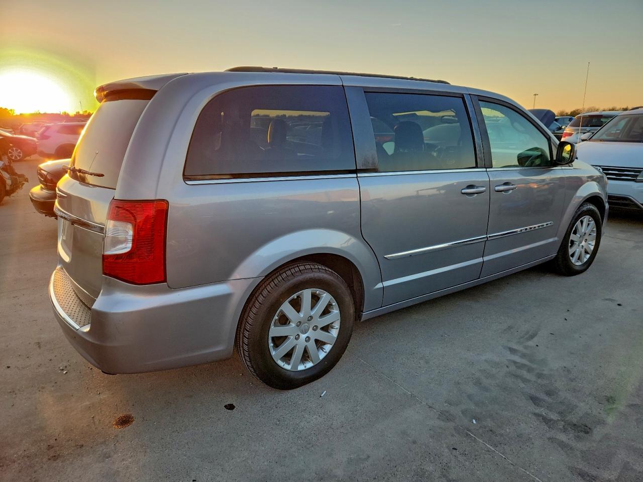 Lot #3315668785 2016 CHRYSLER TOWN & COU