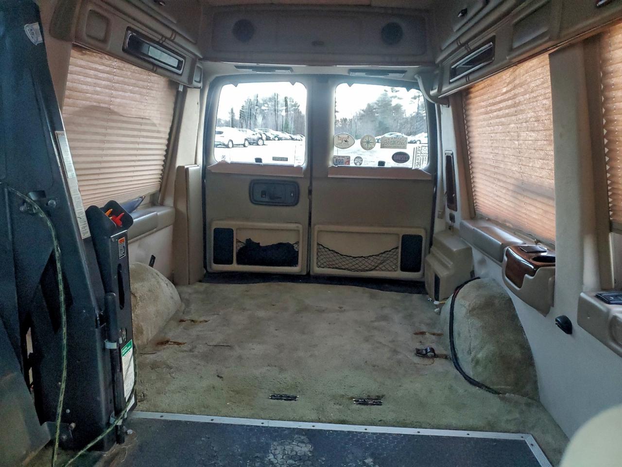 Lot #3305303323 2001 GMC SAVANA RV