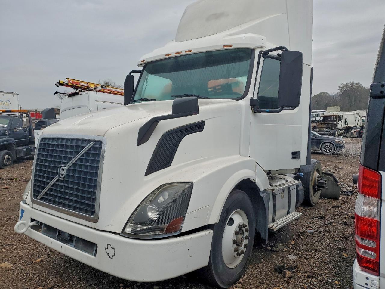 Lot #3304594441 2015 VOLVO VN VNL