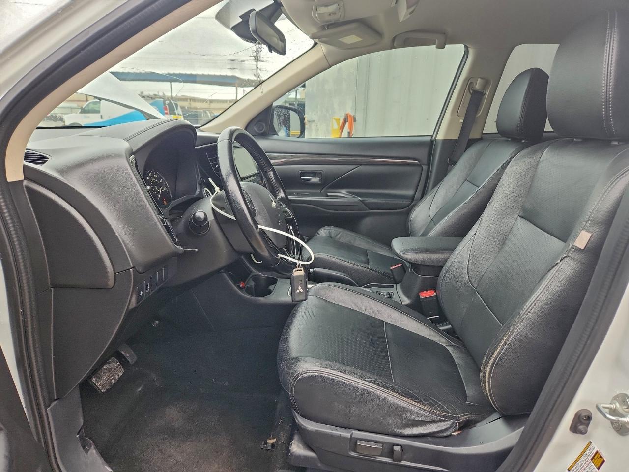 MITSUBISHI OUTLANDER SE