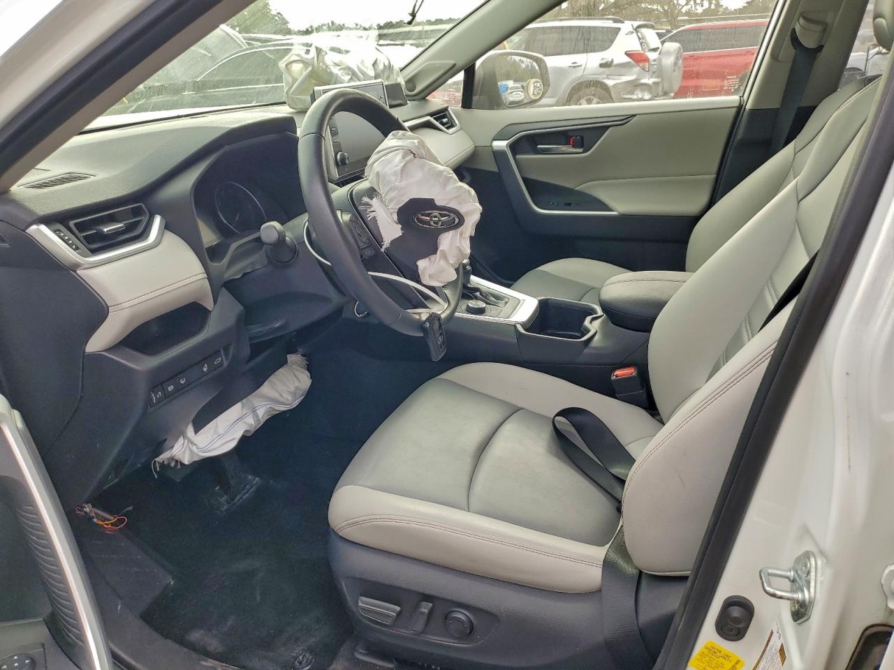 TOYOTA RAV4 XLE PREMIUM