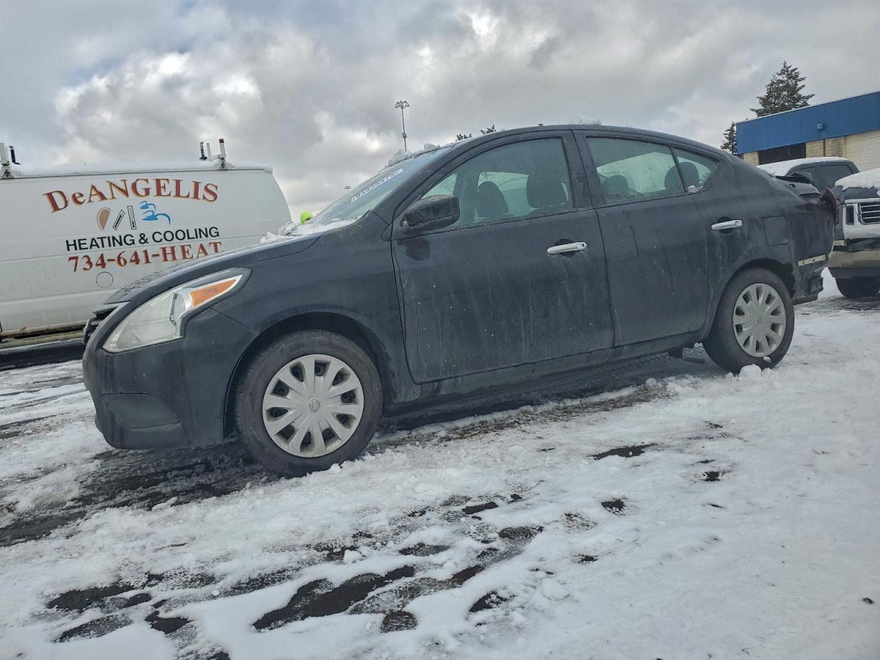 NISSAN VERSA S