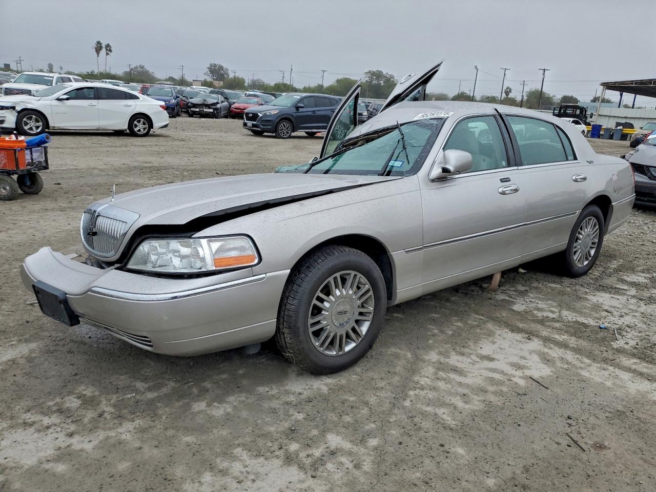 Lot #3311679228 2009 LINCOLN TOWN CAR S