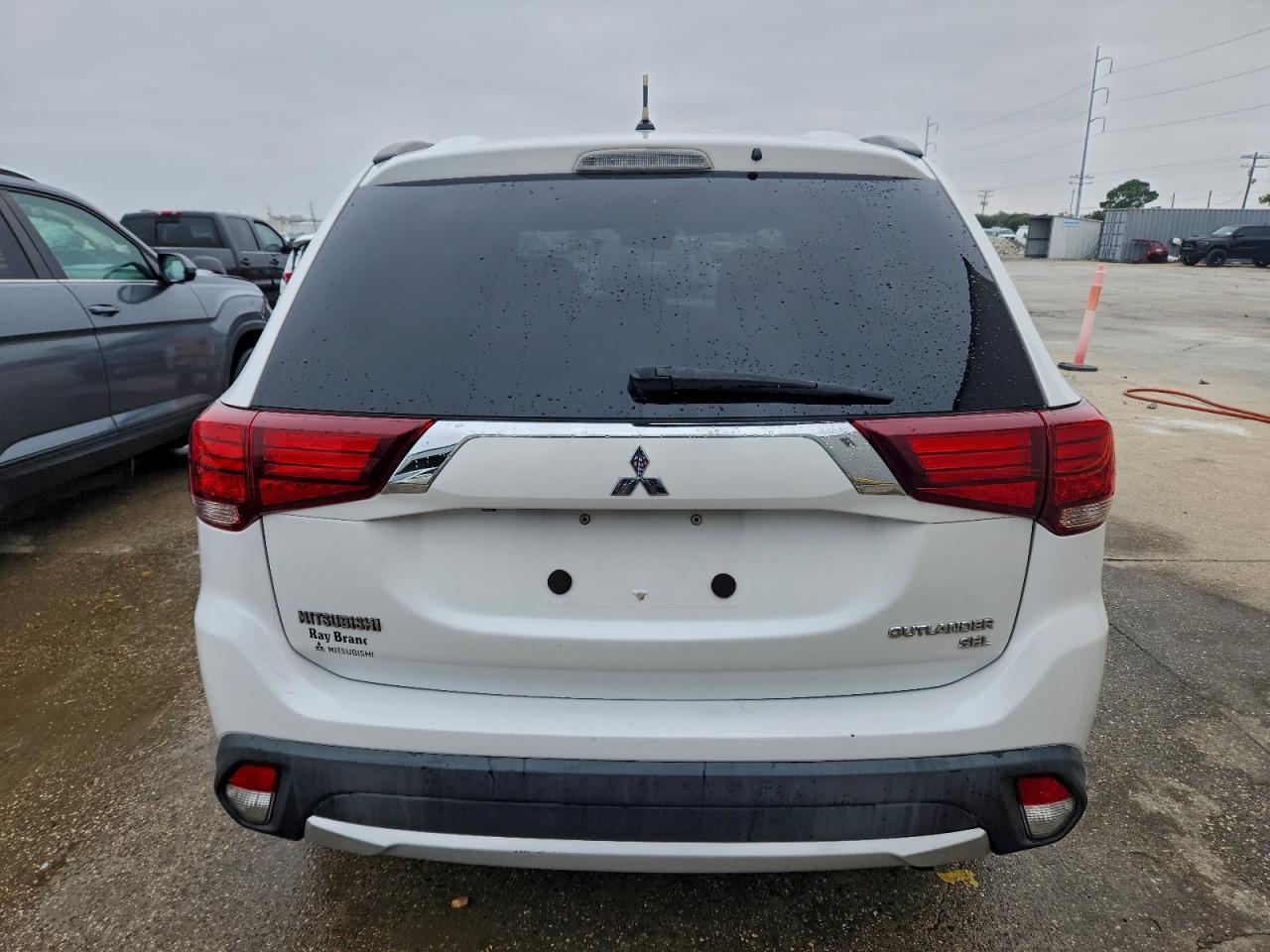 MITSUBISHI OUTLANDER SE