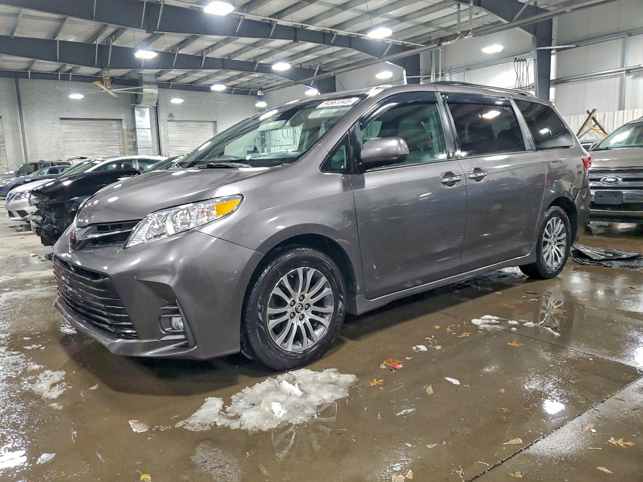 TOYOTA SIENNA XLE