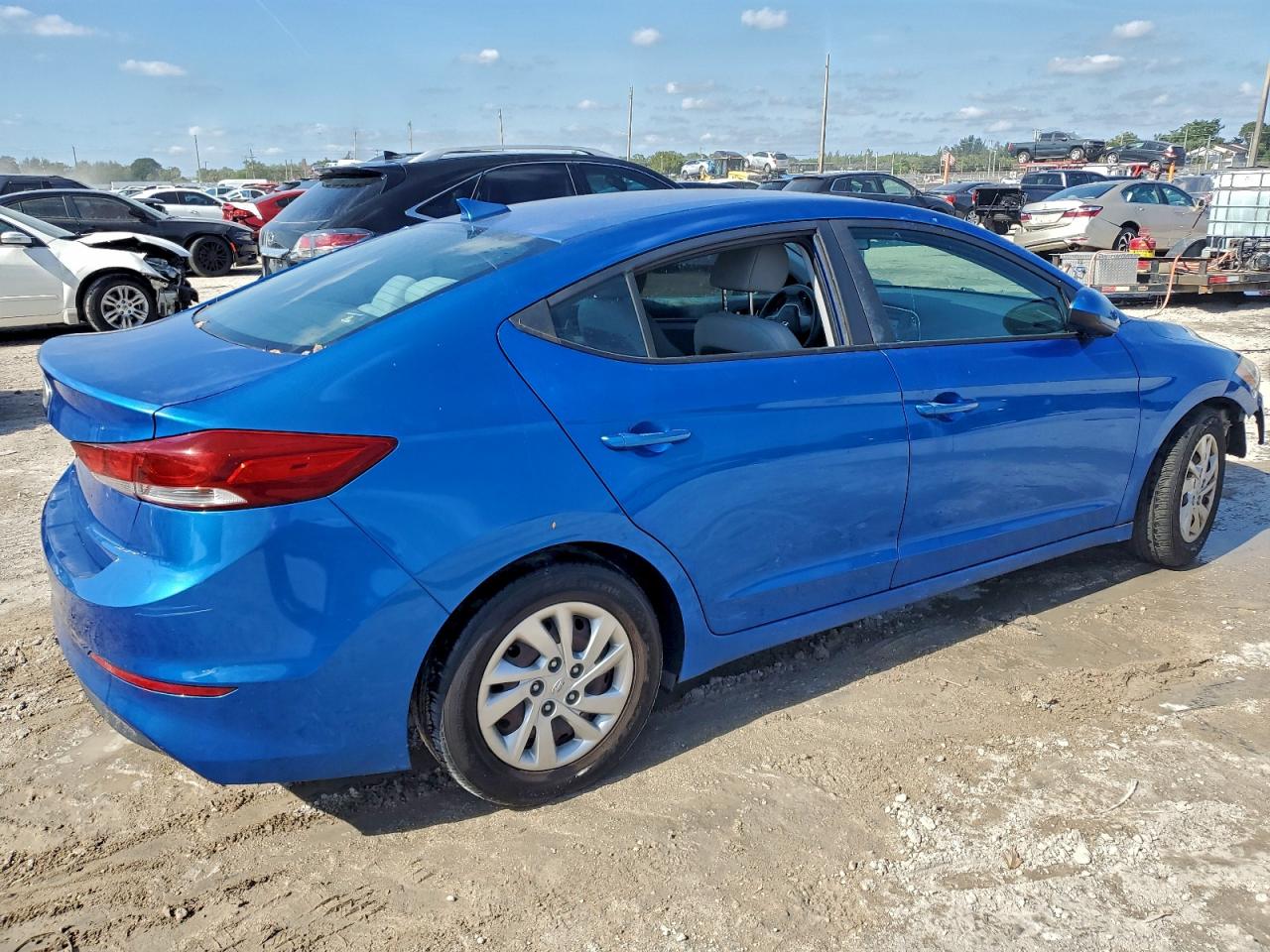 HYUNDAI ELANTRA SE