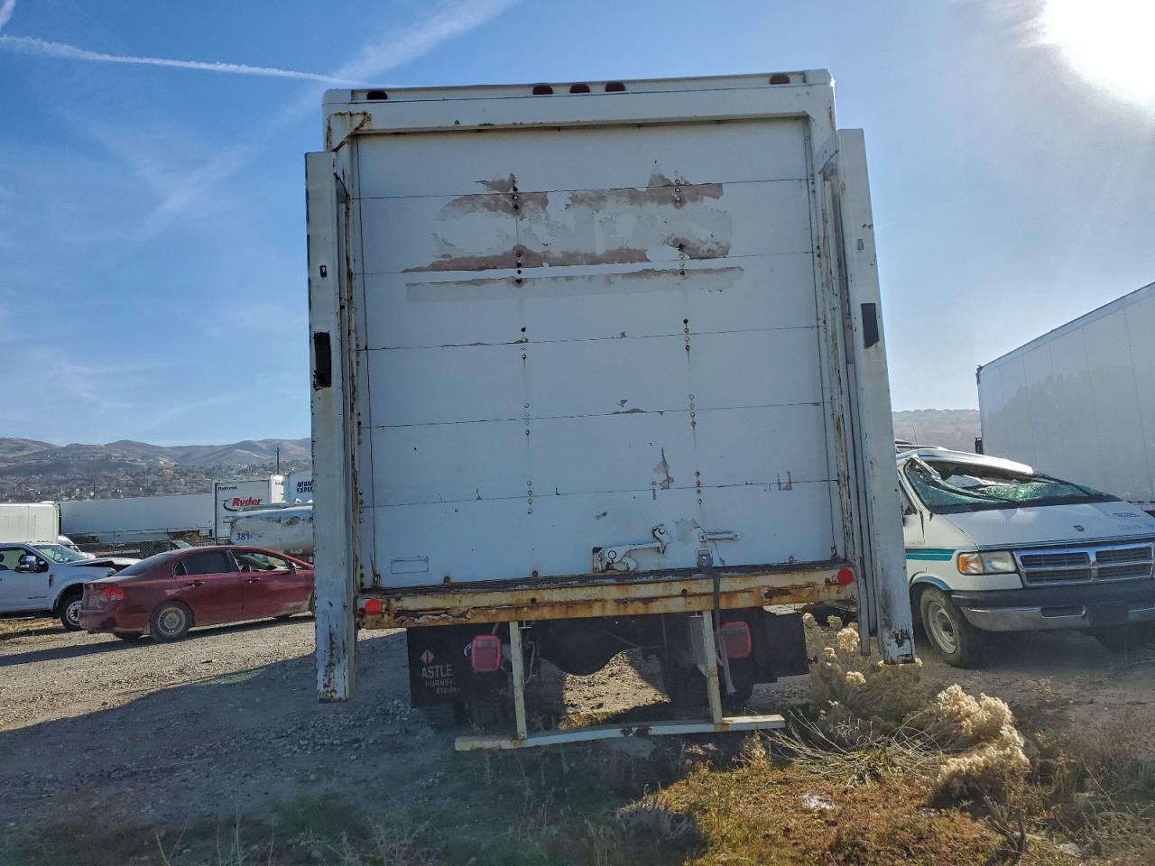 Lot #3316819412 2001 INTERNATIONAL 4000 4700