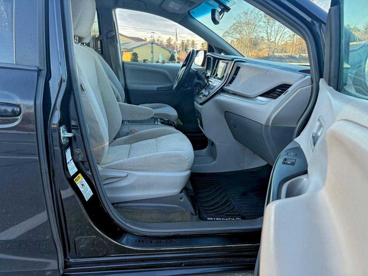 Lot #3316737457 2017 TOYOTA SIENNA LE