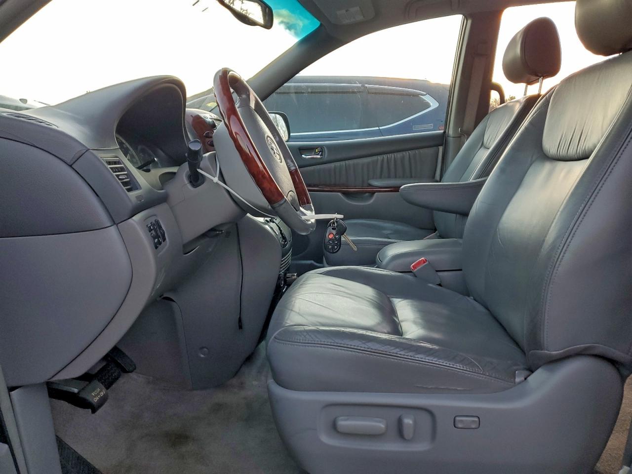 Lot #3316736422 2005 TOYOTA SIENNA XLE