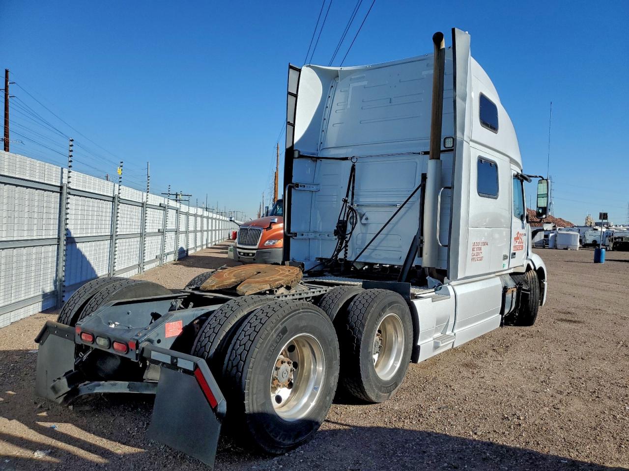 Lot #3311799206 2020 VOLVO VNL